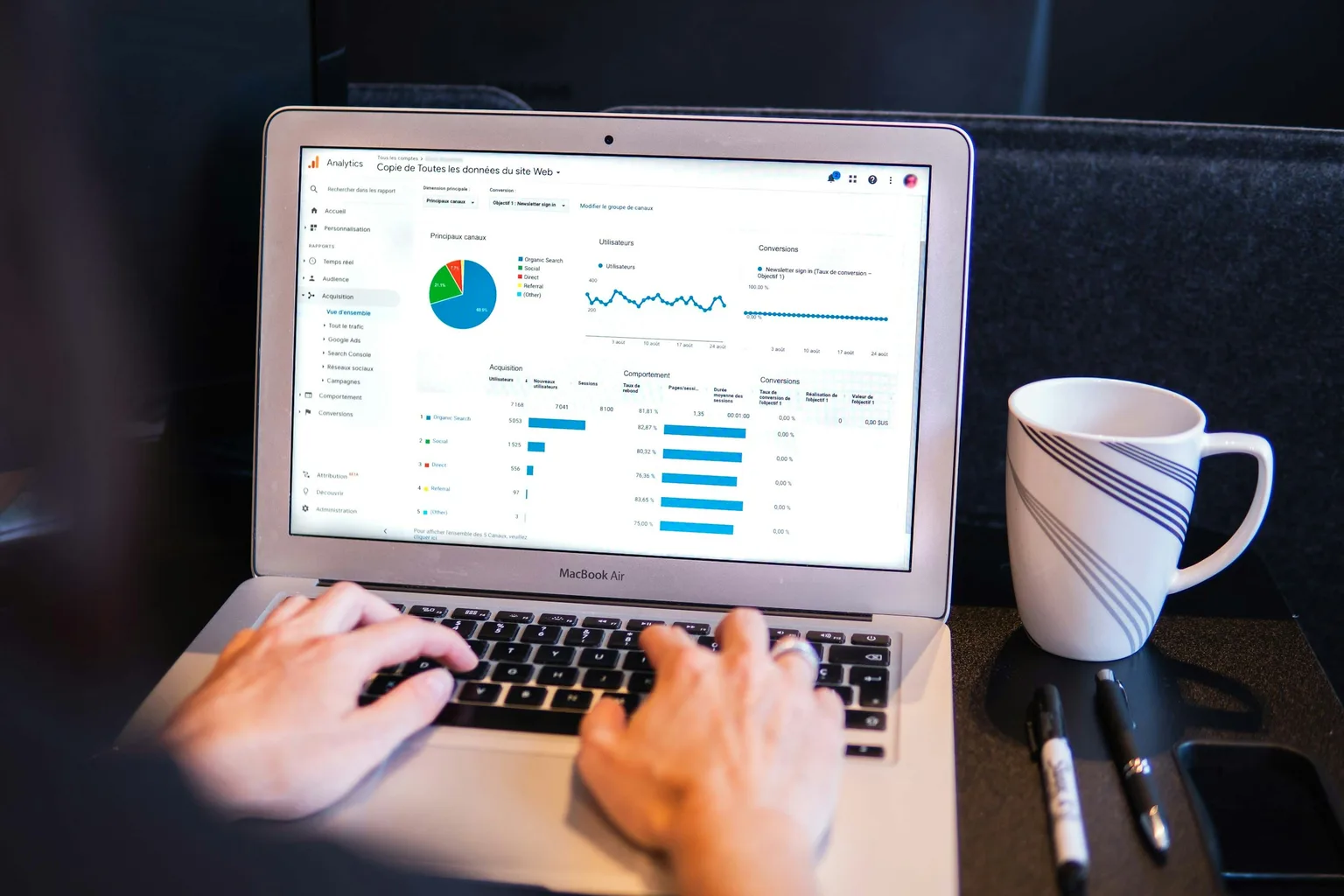 Ondernemer bekijkt marketingcijfers in een analytics-dashboard op een laptop