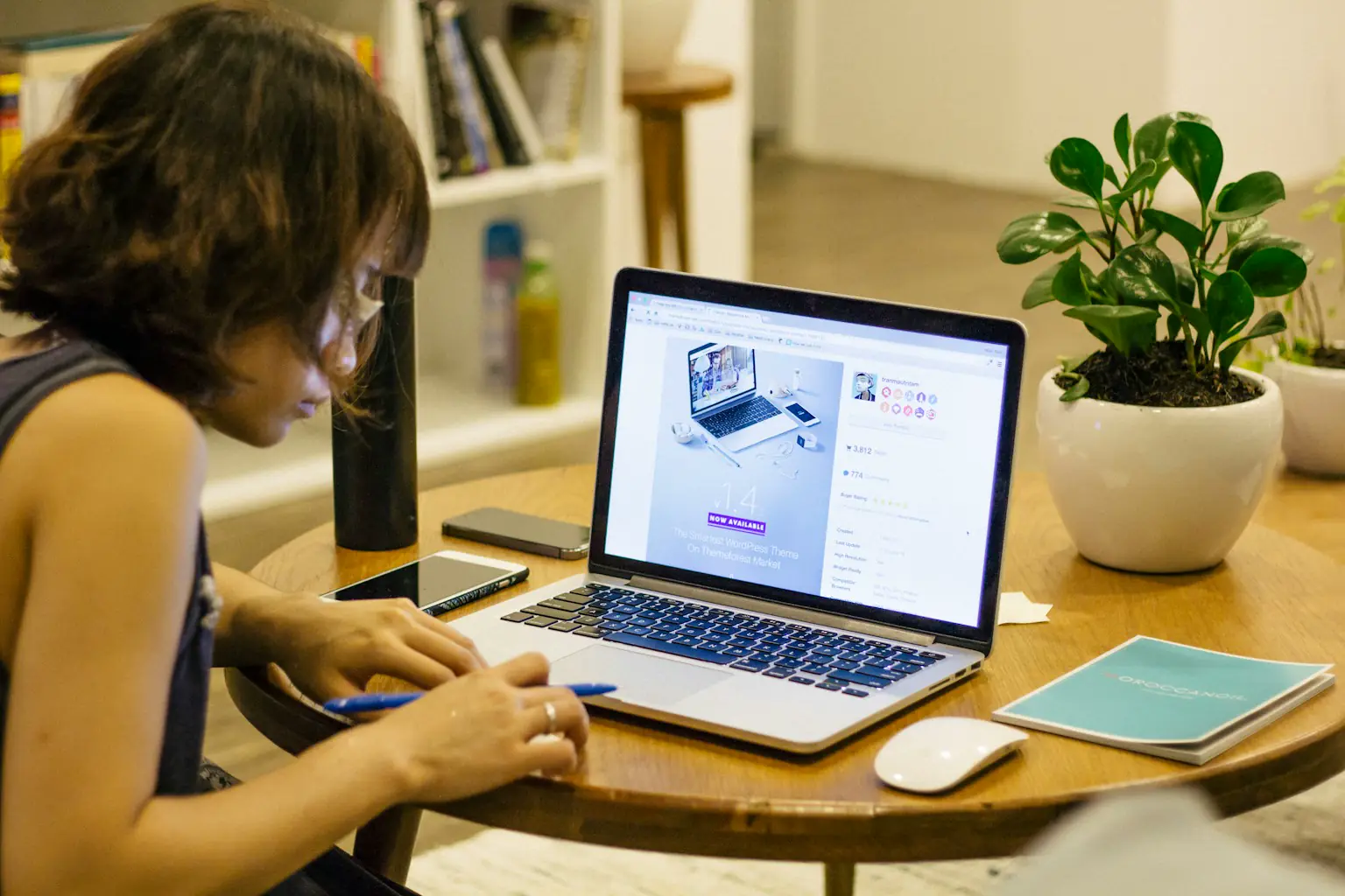 Bezoeker oriënteert zich op een website en maakt aantekeningen voordat er een beslissing valt