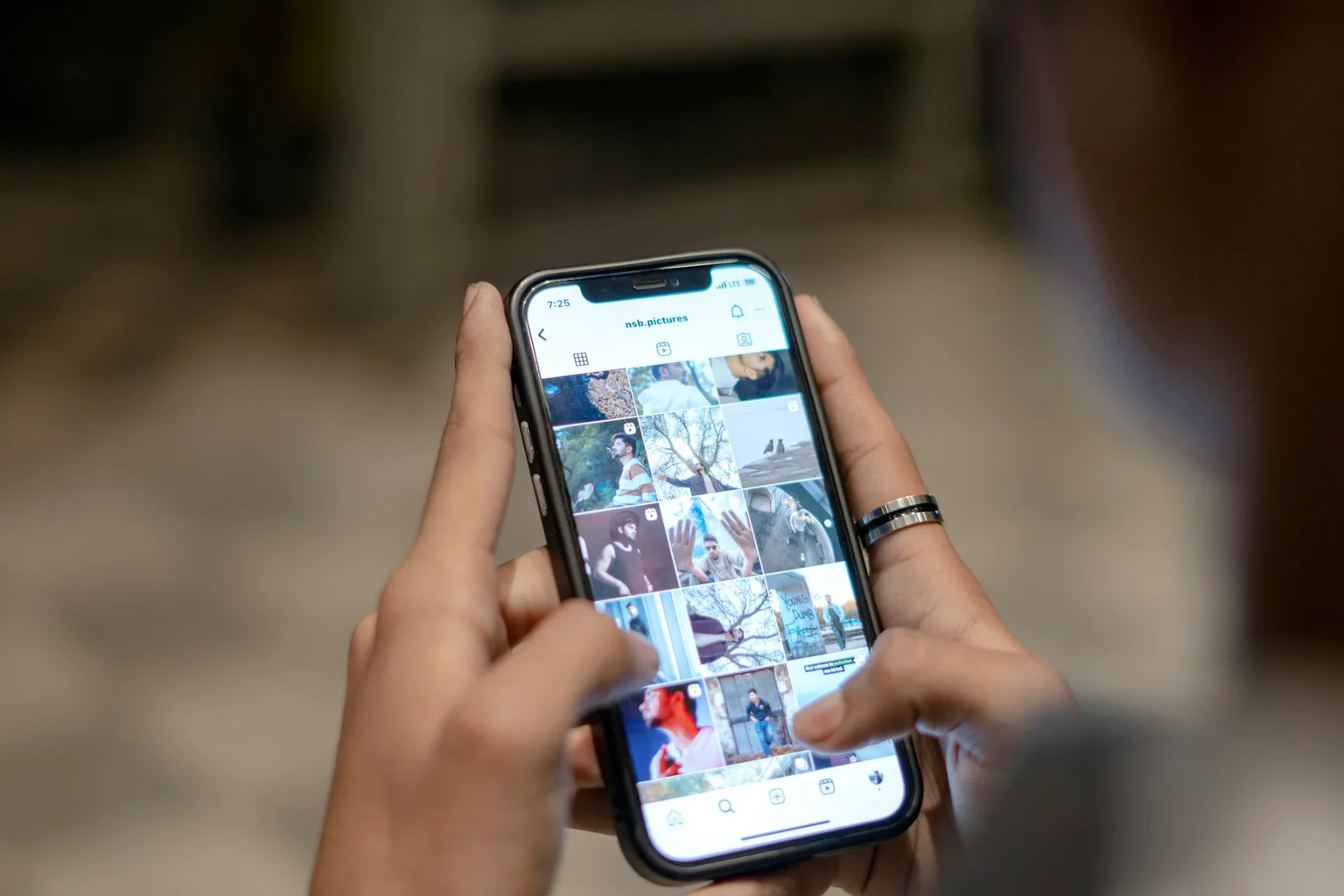 Iemand scrolt op een smartphone door een social media feed